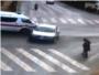 Una ambulancia se salta un semforo y casi mata a dos peatones