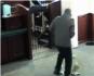 Un hombre roba un banco y se le caen los billetes en el momento en que se dispona a salir