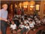 Els escolars de Sueca visiten lexposici de Conrado Meseguer