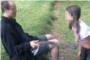 Adolescentes polacos lamen la nata de las rodillas de un sacerdote