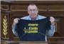 Joan Baldov exhibe en el Congreso una camiseta sobre el accidente de metro de Valencia
