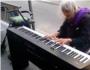 Msicos y artistas callejeros | Una anciana indigente tocando el piano como los ngeles