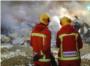 Los bomberos sofocan un incendio en un taller mecnico de Sueca