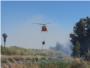 Efectius de bombers treballen per a extingir un incendi de canyar i matolls al costat del riu Magre al seu pas per la l'Alcdia