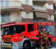 Els bombers actuen per a sufocar l'incendi d'un vehicle a l'interior d'un garatge a El Perell