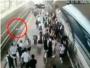 Escalofriante! Un tren arrolla a una mujer embarazada ante el asombro de la gente que estaba en el andn