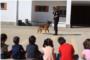 La Policia Local de Turs ensenya el treball de la unitat canina als ms menuts del collegi Joaqun Muoz