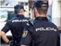 La Policia Nacional auxilia a Alzira a un beb de 15 mesos que s'ofegava