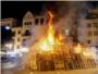 La quema de las tradicionales hogueras abri anoche en Alzira las fiestas en honor a Sant Antoni del Porquet