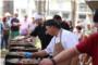 Milers de persones participen en el World Paella Day de Cullera