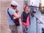 Msicos y artistas callejeros | Chica canta con msico callejero en Bruselas