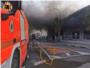 Sis dotacions de bombers treballen en un incendi industrial a Montserrat