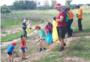 Trenta voluntaris van participar en una neteja de residus al riu Magre al seu pas per l'Alcdia