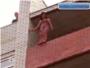 Un bombero arriesga su vida para salvar a una joven que iba a saltar desde un balcn