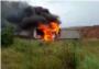 Un triler s'incendia en eixir-se de la carretera CV-50 a Guadassuar