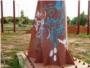Una pintada sobre el monumento al Xquer viene a aumentar el deterioro urbanstico de Alzira