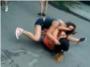 Violenta pelea entre dos chicas mientras sus amigas graban la crueldad de la escena