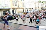 Ms de 450 mujeres de Carlet almuerzan en la Plaza Mayor y participan en el aerobic