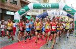 El corredor de Carlet Javier Colomer junt a Nuria Castells guanyen la Volta a Peu a Sueca