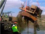 La UME reflota una excavadora sumergida en el río Jucar entre Antella y Sumarcarcer