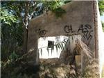 En Alzira, una caseta en ruinas convierte a un parque infantil en un espacio de riesgo