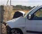 Herido el conductor de una furgoneta al salirse de la carretera y colisionar contra un muro en Alzira