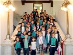 Un grupo de escolares de Ganda visita el Ayuntamiento de Sueca