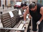 Alginet rehabilita els bancs de fusta i de ferro de la localitat