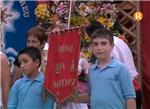 Ribera TV - Les entitats dAlmussafes cobreixen de flors la Santssima Creu