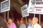 Un centenar de vecinos protestan contra el 'top manta' en Cullera