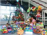 La Piscina Municipal Coberta de Carcaixent recull ms de 500 joguets per a xiquets desafavorits