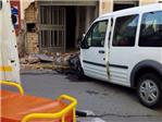 Un vehicle sha estavellat contra una casa a Carcaixent