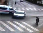 Una ambulancia se salta un semforo y casi mata a dos peatones