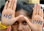 Cinco policas detenidos por violar durante semanas a una joven en India