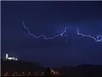 Una fuerte tormenta elctrica ilumin anoche el cielo de Alzira