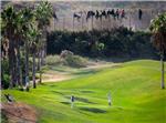 El campo de golf frente a la valla de Melilla, la opulencia frente a la miseria