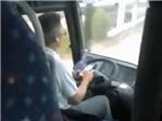 Graban al conductor de un autobús escolar mientras manipulaba su móvil