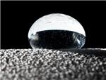 Crean un material repelente al agua que hace que las gotas boten como una pelota