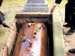 Se presenta en su propio funeral mientras sus parientes velaban a un muerto al que habían confundido con él