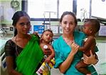 Adriana, voluntaria en la UCI peditrica del Hospital de Bathalapalli de la India
