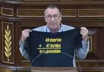 Joan Baldov exhibe en el Congreso una camiseta sobre el accidente de metro de Valencia