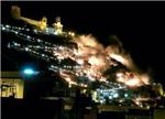 Una carcasa de unos fuegos artificiales causa un incendio en la montaña del castillo de Cullera
