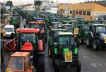 Arroceros sacan a la calle sus tractores en protesta por la crisis del sector