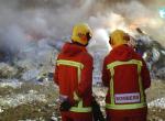 Los bomberos sofocan un incendio en un taller mecánico de Sueca