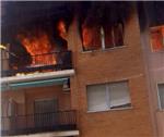Un aparatoso incendio arrasa por completo una vivienda en Alzira