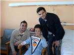 Jugadores del Valencia CF alegran a los nios ingresados en el Hospital de La Ribera