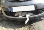Un perro atrapado en la carrocera de un coche con final feliz