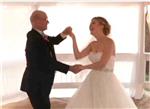 Una mujer organiza una boda falsa para bailar con su padre moribundo