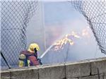 Un incendio de notable magnitud quema varios campos y una nave industrial en Alzira