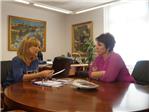 Mora y la alcaldesa Galn programan los servicios sociales provinciales en Llaur
